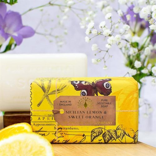 tvål Sicilian lemon & sweet orange på 200g från Saponi med blommor i bakgrunden.