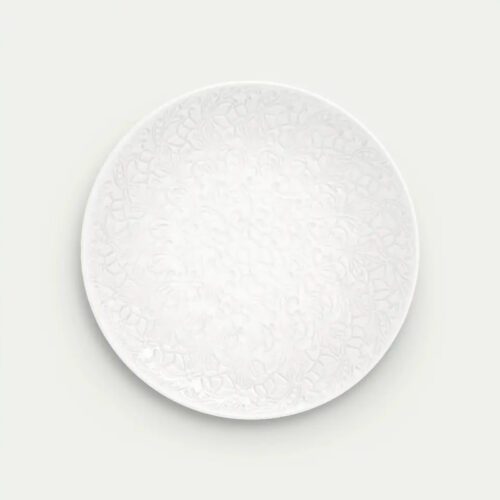Mateus fat på 34cm i serien Lace i vit med spetsmönster över hela fatet.