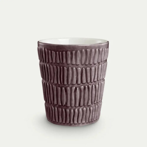 Mateus mugg från serien stripes i färgen plommon.