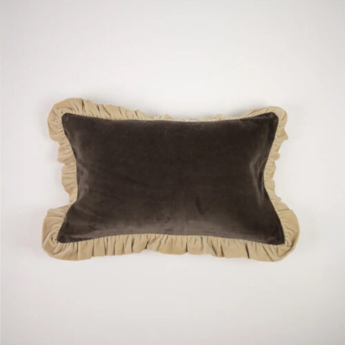 Kuddfodral Doris i taupe/offwhite på 30x50cm med volang från Olsson & Jensen.