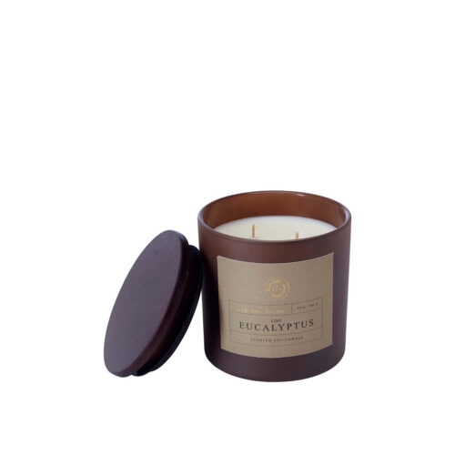 Doftljus Yasu med doft av Lime & eucalyptus i en brun glasburk med lock från Wikholm.