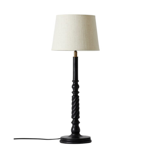 Lampfot Qvist 414 i svart från Qvist Studio med en offwhite lampskärm.