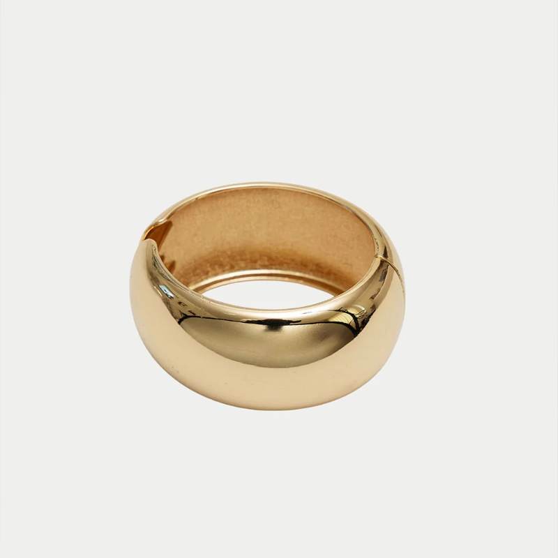 Öppningsbart och maffigt armband kallad Glee i guld från Bow19.