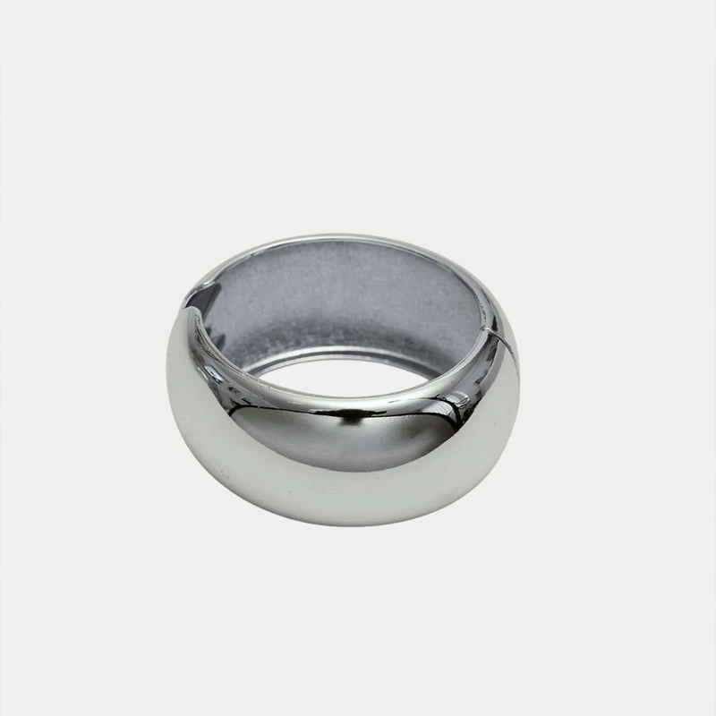 Öppningsbart och maffigt armband kallad Glee i silver från Bow19.
