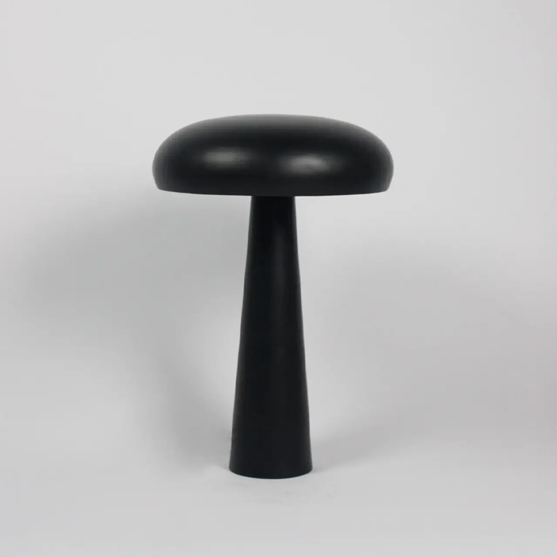 Bordslampa Fungi i svart metall liknande en svamp från Olsson & Jensen.