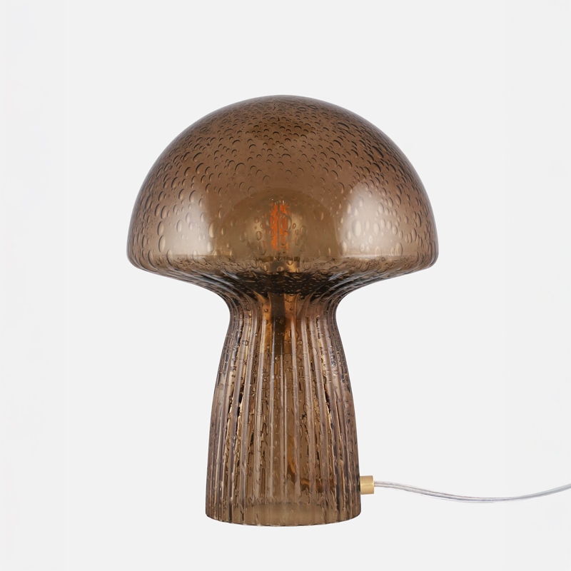 Bordslampa Fungo på 22cm i brun från Globen Lighting.