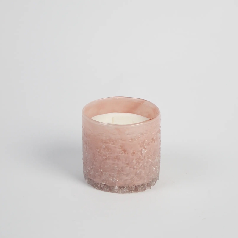 Doftljus London med doft av Cedarwood i en rosa ljuslykta i glas från Olsson & Jensen