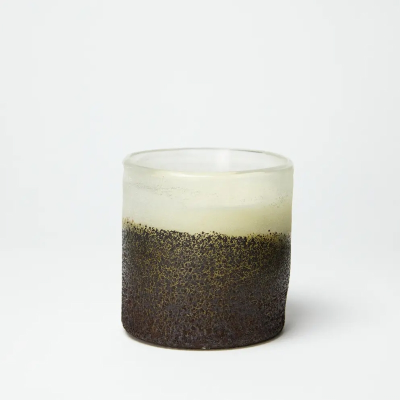Doftljus Stockholm med doft av Pear & Fig i en offwhite melerad ljuslykta i glas från Olsson & Jensen