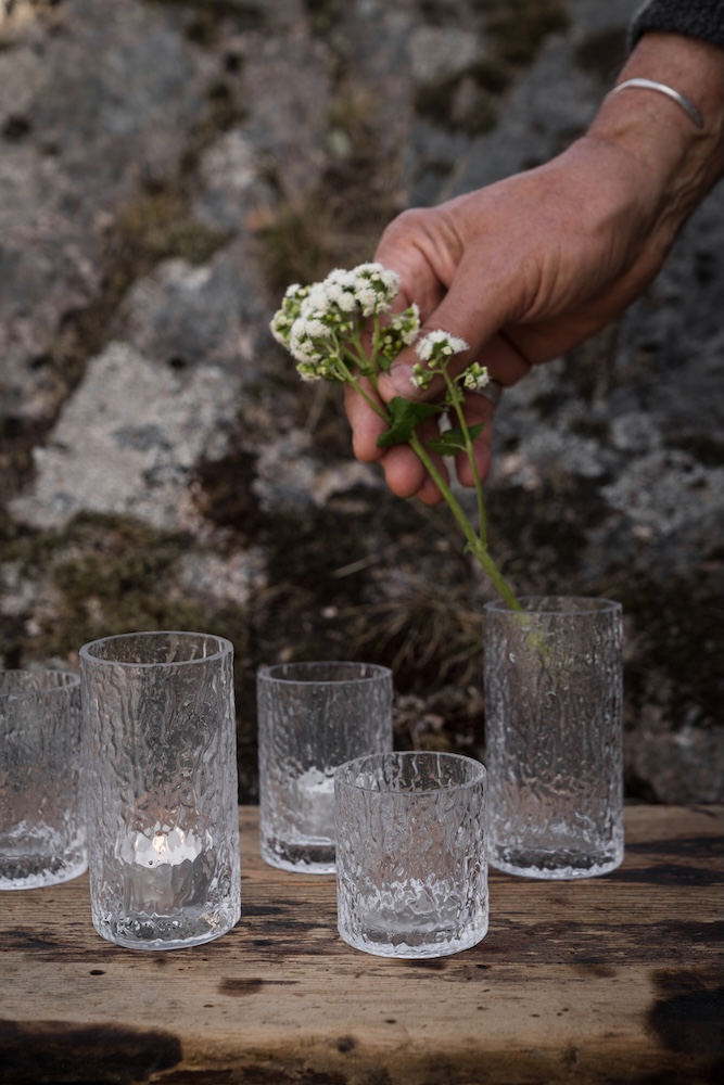 fem stycken ljuslyktor eller vaser i mönstrat glas i olika storlekar från ERNST.