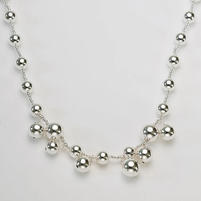 Halsband Bead multi i silver från Bow19 med hängande silverfärgade pärlor.