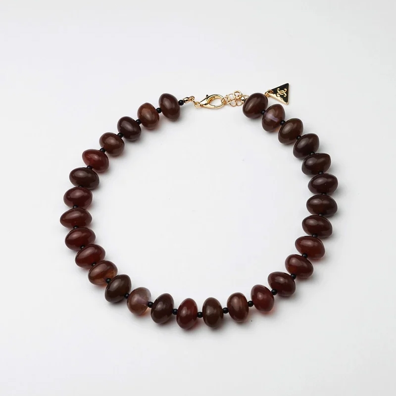 Pärlhalsband Arta bead i brun från Bow19.