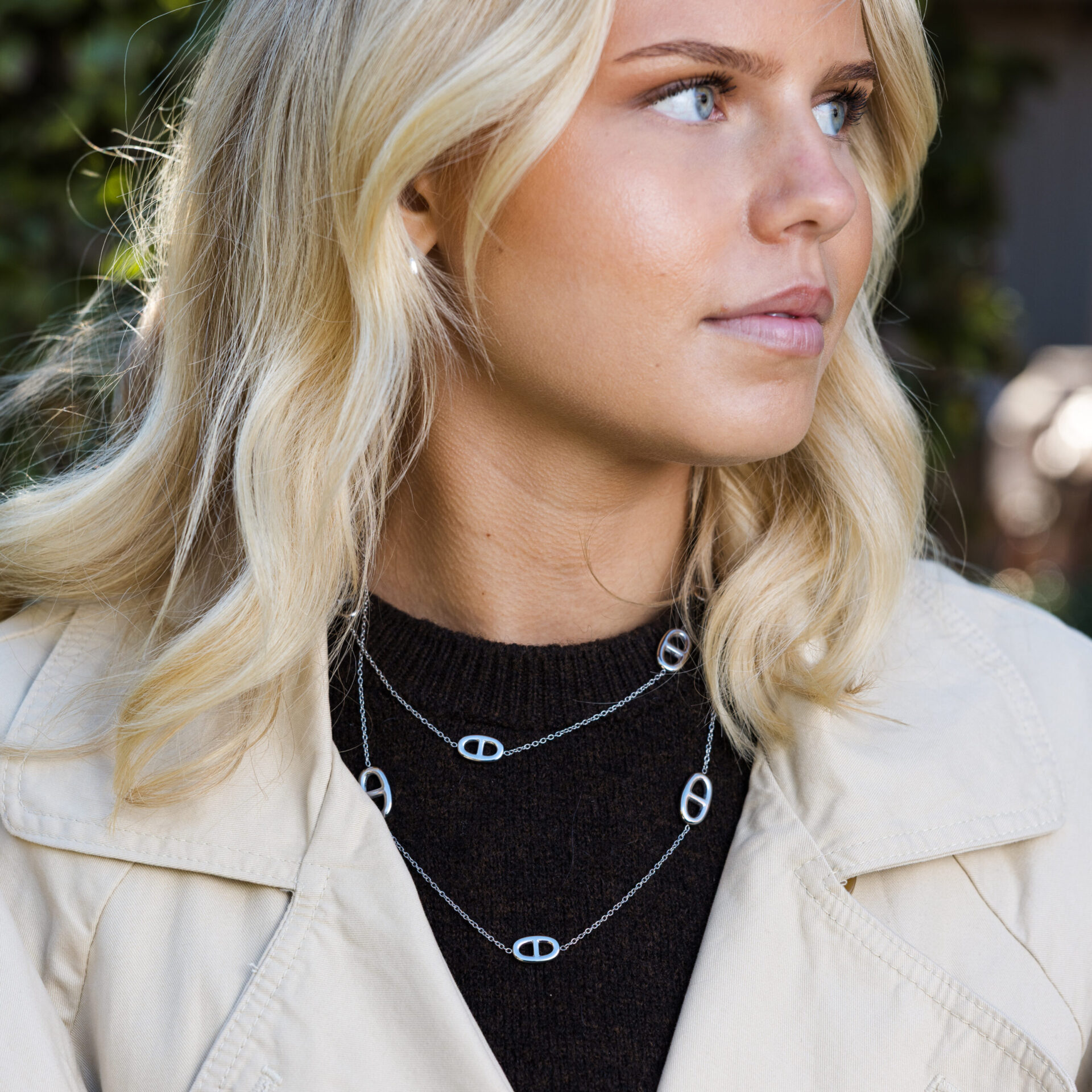 Tjej bär halsband Celine stål från By Jolima.