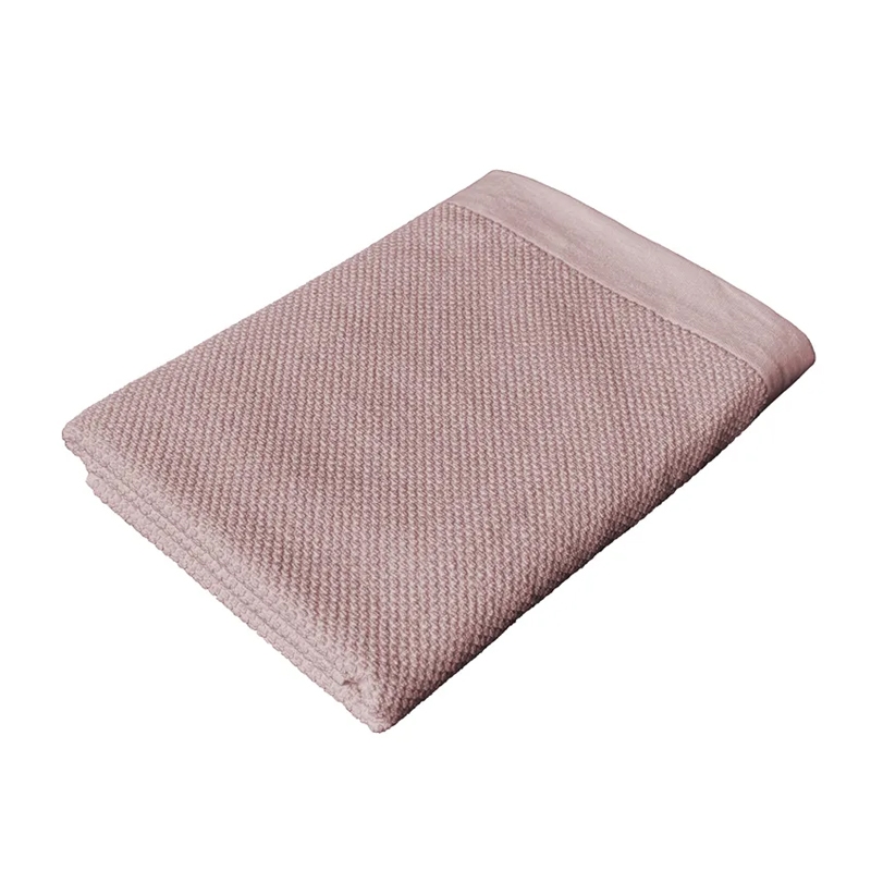 En ihopvikt handduk Saltö i rosa.