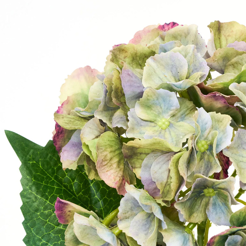 Närbild på konstväxt Hortensia i blå/grön nyans från House Doctor.