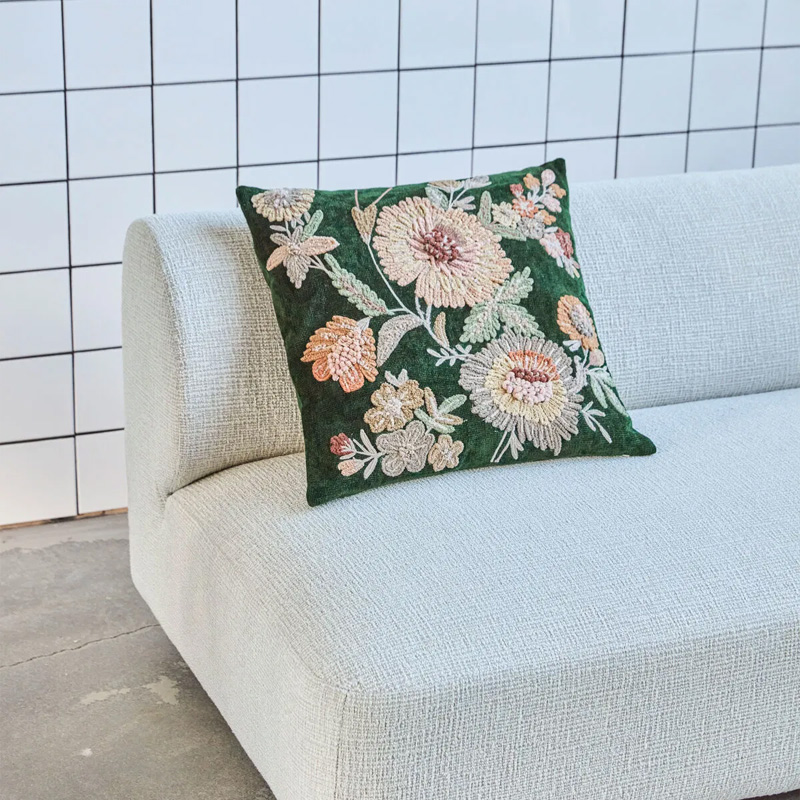 Broderad mönstrat kuddfodral Bota i grön med blommönster från House Doctor.