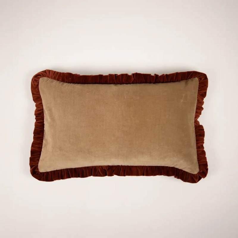 Kuddfodral Doris i beige/rost på 30x50cm med volang från Olsson & Jensen.