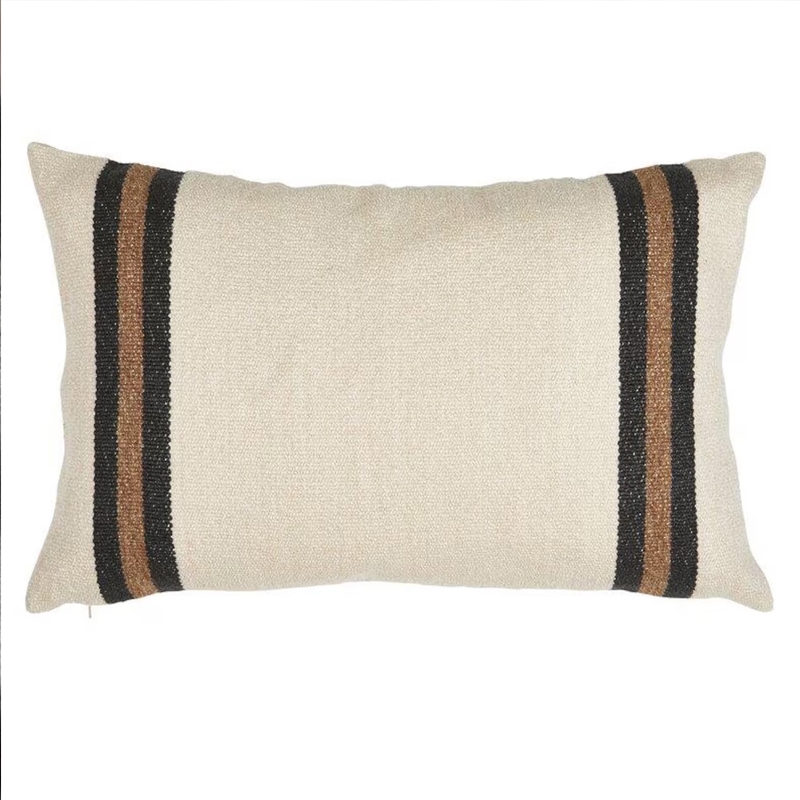 Kuddfodral Gerard på 40x60cm i beige med två svartbruna ränder.