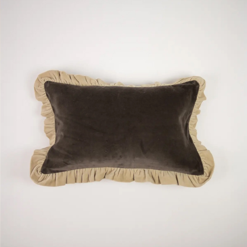 Kuddfodral Doris i taupe/offwhite på 30x50cm med volang från Olsson & Jensen.
