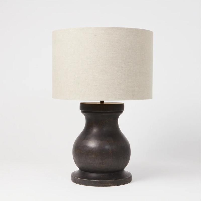 Svarvad lampfot kallad Dalton i mörkbrun mangoträ med ljusbeige lampskärm.