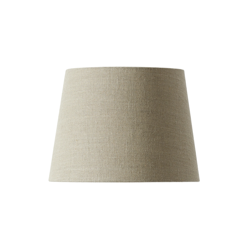 Rund lampskärm kallas Classic Round i beige linnefärg från Qvist Studios.