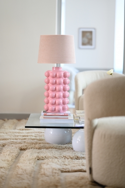 Lampskärm Derby i rosa på en rosa lampfot.