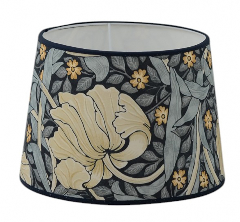 Lampskärm Pimpernel i blå med William morris-mönster från Hallbergs belysning.
