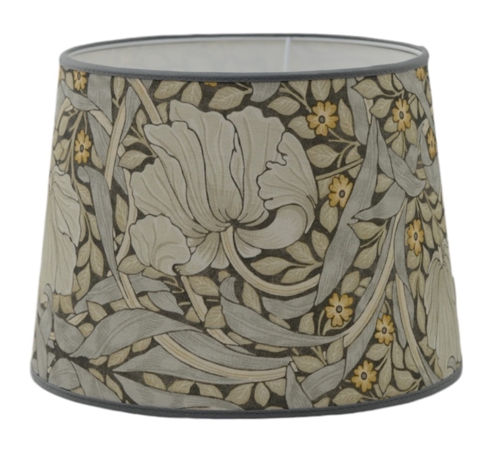 Lampskärm Pimpernel i grå med William morris-mönster från Hallbergs belysning.