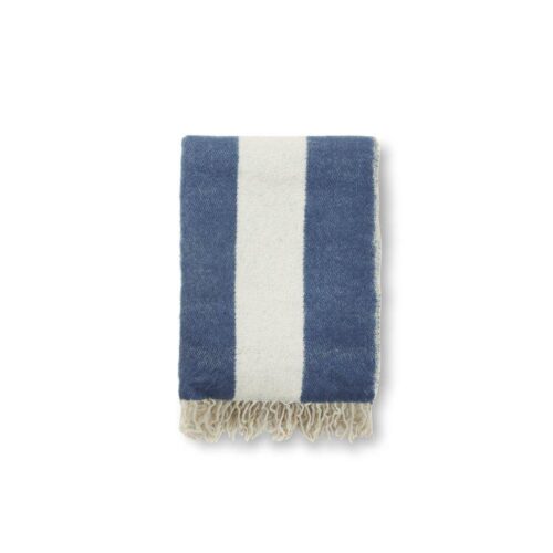 Randig pläd Zara i blå/offwhite med blockränder och fransar nedtill från Jakobsdals.