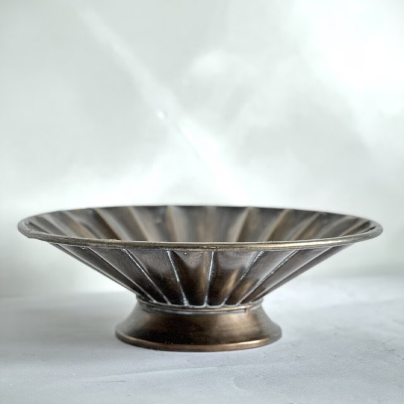 Räfflad skål Villo i antik mässing på fot från Noori Objects framifrån.