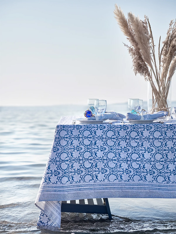 Duk Paradise marinblå på ett bord vid havet.