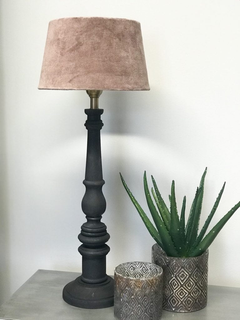 Svart lampfot Oxford 54cm I mattsvart trä från Hallbergs belysning med en brun lampskärm