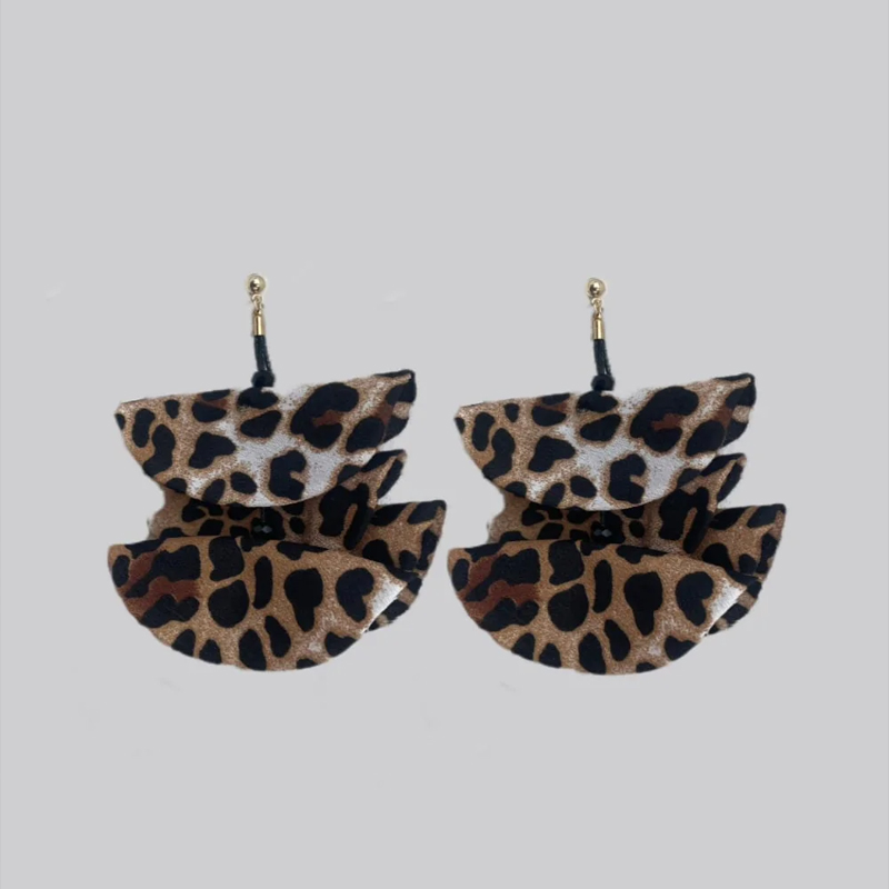 Örhängen Flowy med leopardmönster från Bow19.