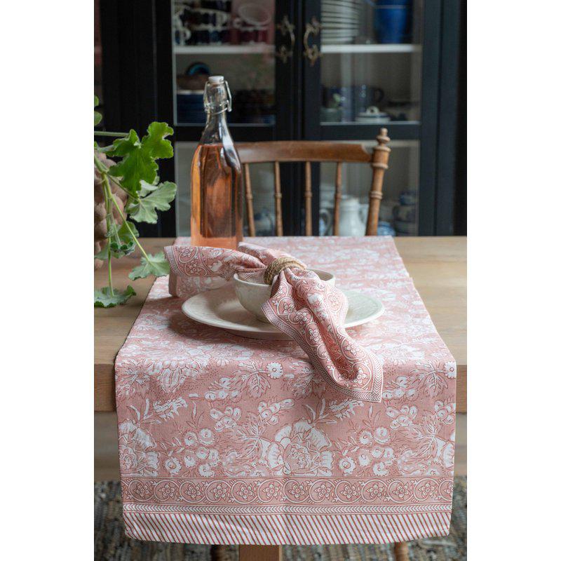 Mönstrad löpare Sonia i färgen rosa från Fondaco på ett dukat bord.