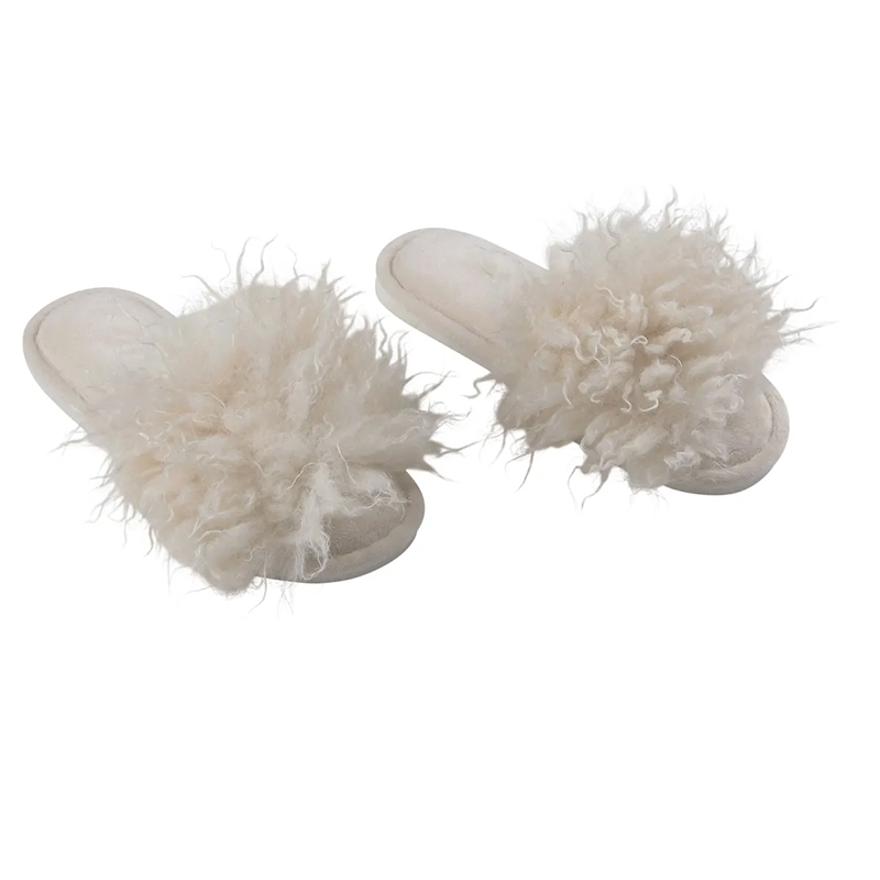 Ett par fofflor kallad Curly i offwhite från Fondaco.