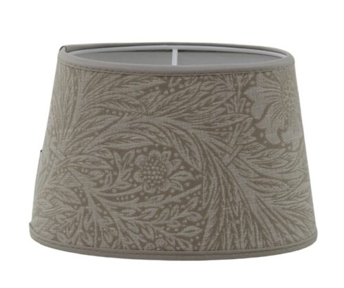 Oval mönstrad lampskärm kallad Marygold i beige med William Morris-mönster från Hallbergs belysning.