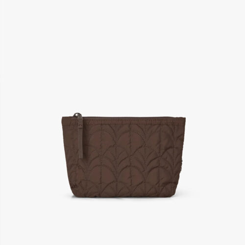 Quiltad necessär RE-Q Arch Mini i brun även kallad Coffee bean från DAY ET.