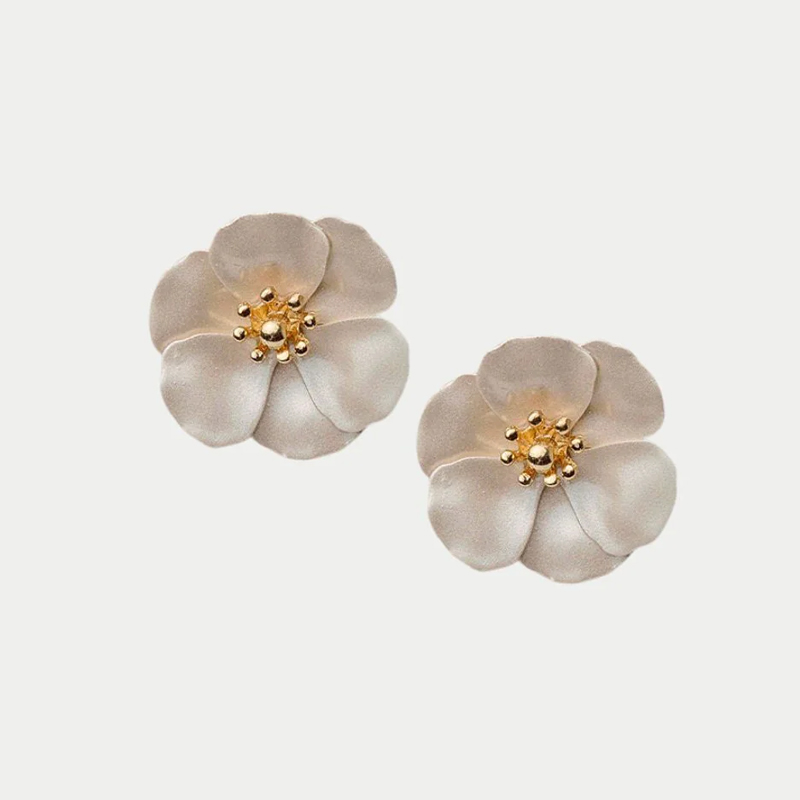 Blomörhängen i pärlbeige med guldig mitt från Bow19.