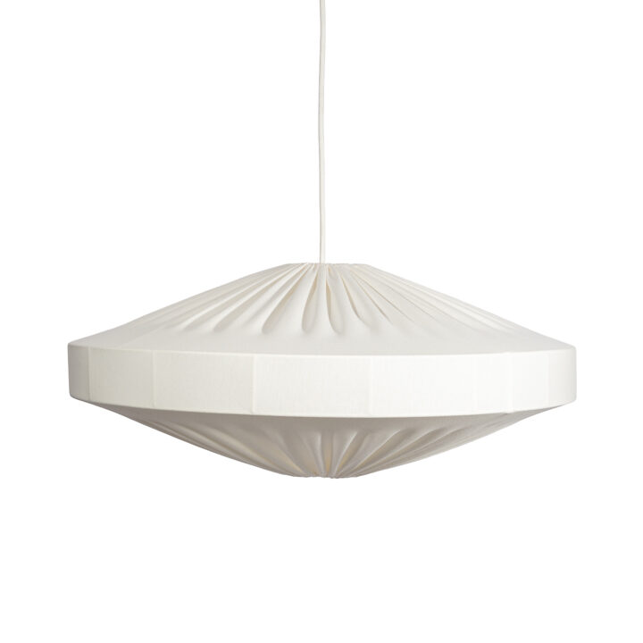 Oval taklampa Alba i vit på 58cm bred från Alde & Lind.
